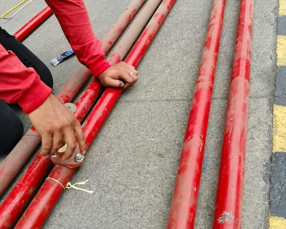 Técnico manipulando tuberías CI rojas en obra